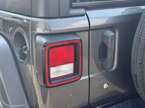 Used 2019 Jeep Wrangler Unlimited Sport S AWD/4WD image 11