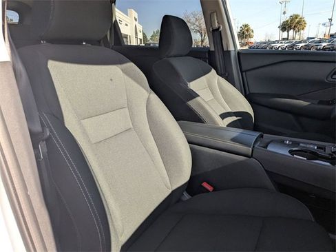 Used 2024 Nissan Rogue S image 39