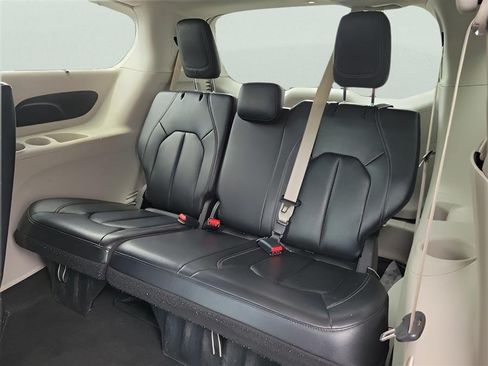 Used 2022 Chrysler Pacifica Touring-L FWD image 21