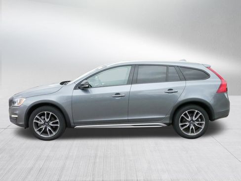 Used 2018 Volvo V60 T5 Cross Country w/ Convenience Package image 4