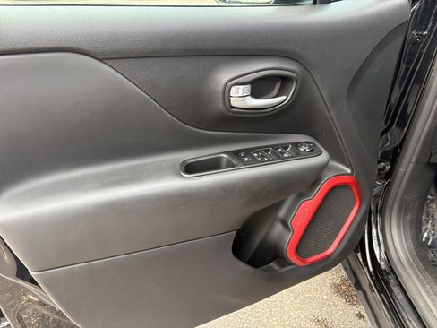 Used 2023 Jeep Renegade Latitude AWD/4WD image 18