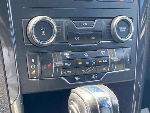Used 2018 Ford Explorer XLT w/ Equipment Group 201A AWD/4WD image 12