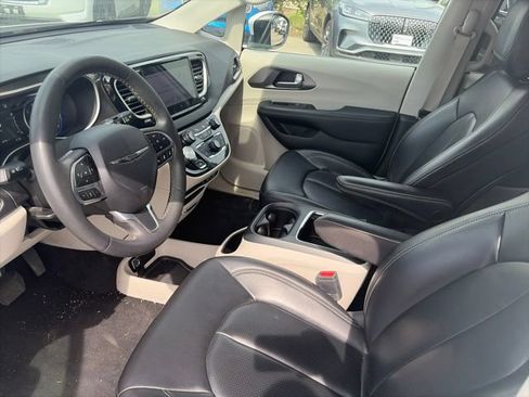 Used 2023 Chrysler Pacifica Touring-L FWD image 15
