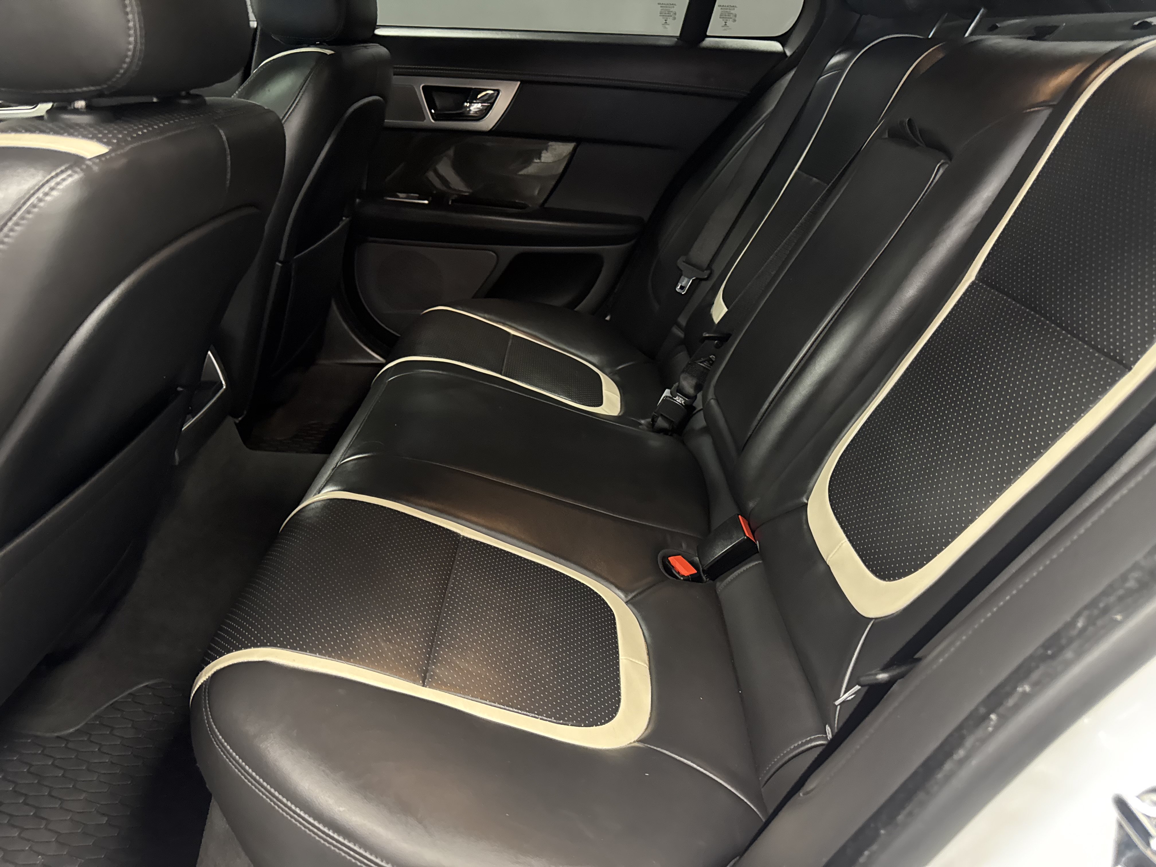 Used 2015 Jaguar XF Supercharged RWD image 11