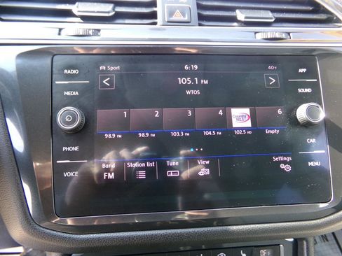 Used 2018 Volkswagen Tiguan SE image 17