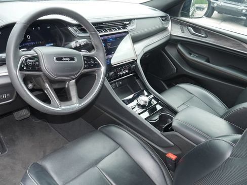 Used 2025 Jeep Grand Cherokee Overland w/ Luxury Tech Group IV AWD/4WD image 18