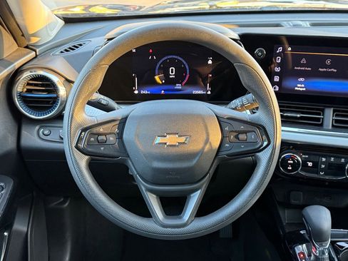 Used 2025 Chevrolet Trax LT image 28