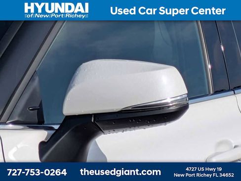 Used 2021 Toyota Highlander XLE AWD/4WD image 11