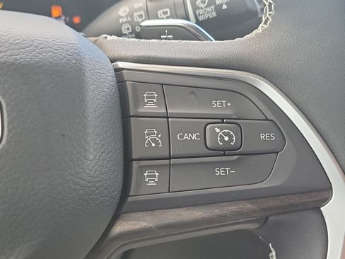 Used 2025 Jeep Grand Cherokee Limited RWD image 24
