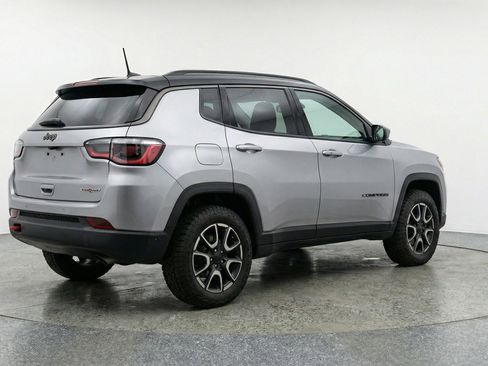 Used 2025 Jeep Compass Trailhawk AWD/4WD image 9