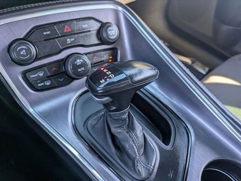 Used 2015 Dodge Challenger SXT image 12
