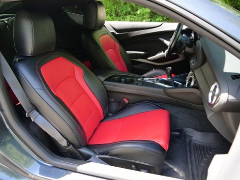 Used 2022 Chevrolet Camaro LT RWD image 31