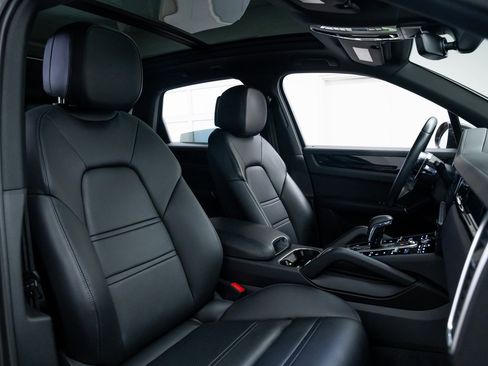Used 2023 Porsche Cayenne w/ Premium Package image 24