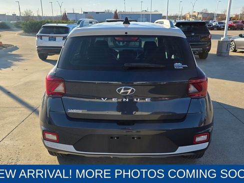 Used 2021 Hyundai Venue image 4