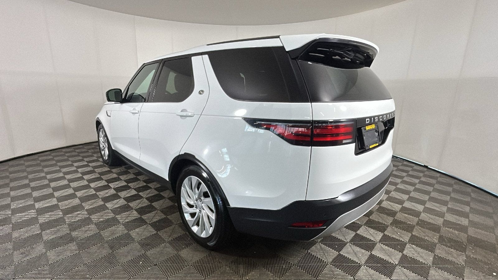 Used 2024 Land Rover Discovery S AWD/4WD image 4