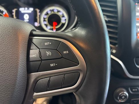 Used 2021 Jeep Cherokee Latitude Plus FWD image 16