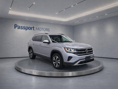 Used 2025 Volkswagen Atlas SE FWD image 3
