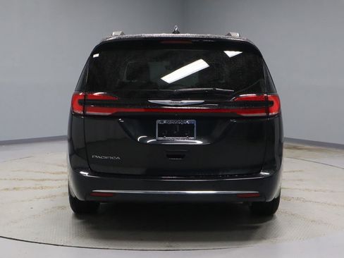 Used 2022 Chrysler Pacifica Touring-L w/ Uconnect Theater Family Group FWD image 11
