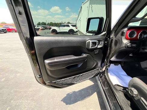 Used 2019 Jeep Wrangler Unlimited Rubicon w/ Cold Weather Group AWD/4WD image 11
