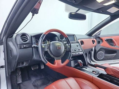 Used 2015 Nissan GT-R Premium image 17