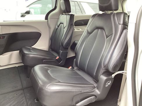 Used 2024 Chrysler Pacifica Touring-L image 15