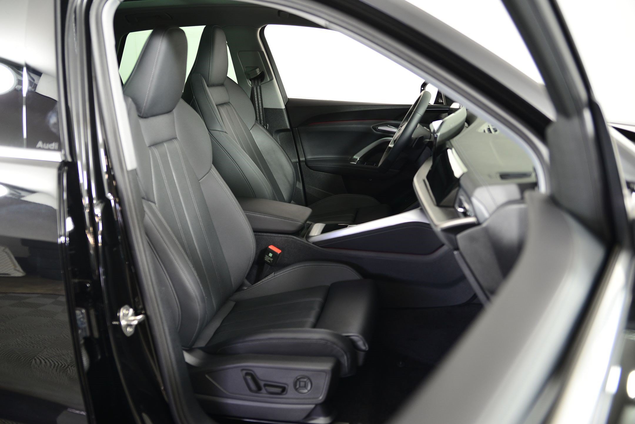 New 2025 Audi Q5 Premium Plus w/ Premium Plus AWD/4WD image 17