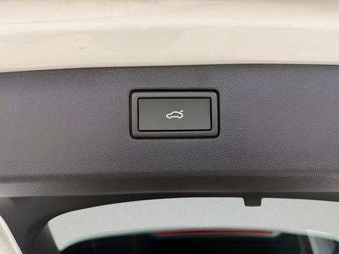 Used 2025 Volkswagen Tiguan SE AWD/4WD image 10