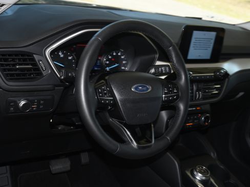 Used 2022 Ford Escape SE w/ SE Sport Appearance Package image 9