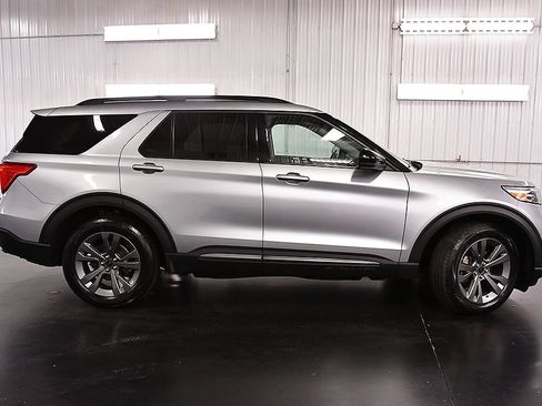 Used 2022 Ford Explorer XLT w/ Equipment Group 202A AWD/4WD image 8