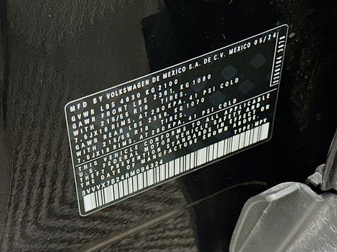 Used 2024 Volkswagen Taos SE w/ Panoramic Sunroof Package image 12