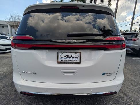 Used 2025 Chrysler Pacifica Select image 12