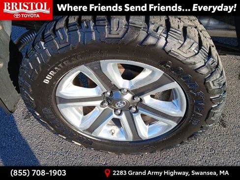 Used 2016 Toyota Tacoma Limited w/ Towing Package image 11