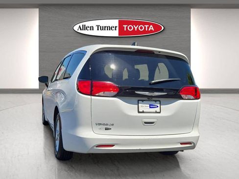 Used 2023 Chrysler Voyager LX FWD image 9