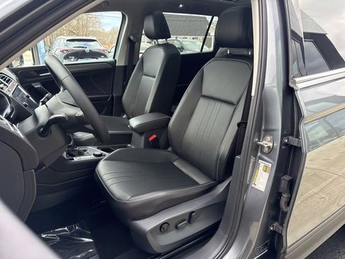 Used 2022 Volkswagen Tiguan SE image 10