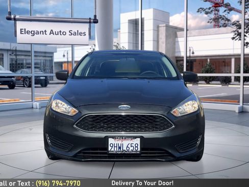Used 2018 Ford Focus SE FWD image 2