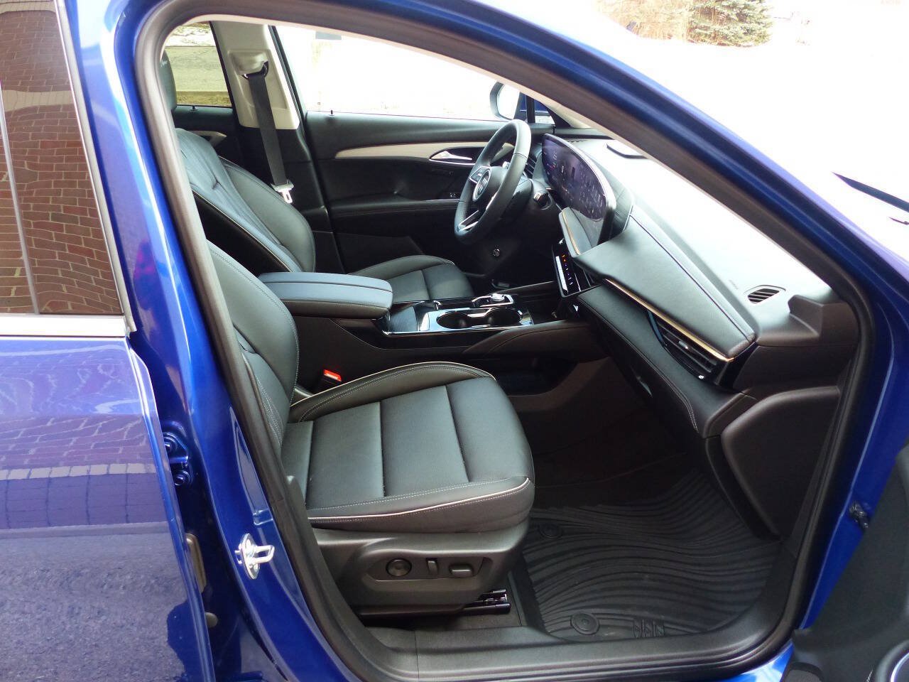 Used 2025 Buick Envision Avenir AWD/4WD image 42