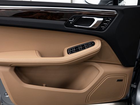 Certified 2024 Porsche Macan AWD/4WD image 14