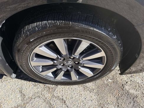 Certified 2019 Toyota Sienna XLE image 10