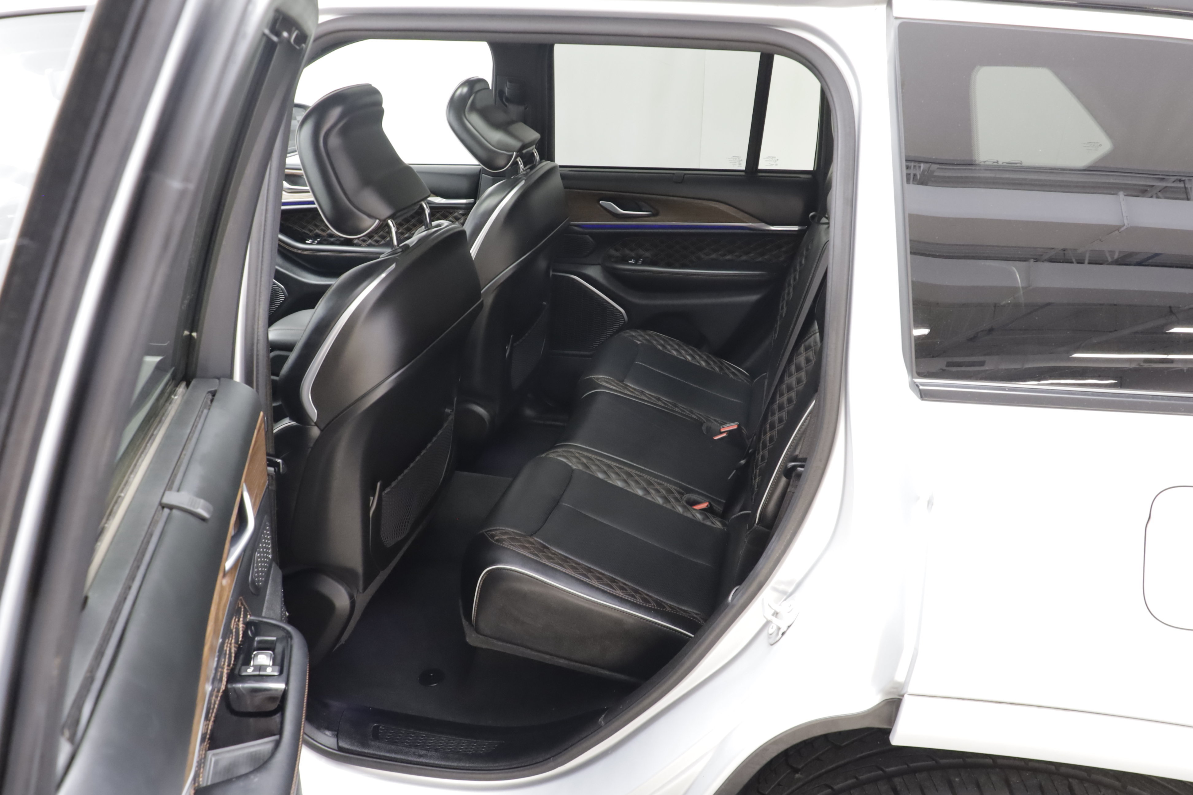 Used 2023 Jeep Grand Cherokee Summit w/ Adv Protech Group IV AWD/4WD image 20