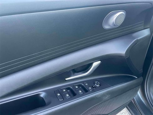 Used 2024 Hyundai Elantra SEL image 17