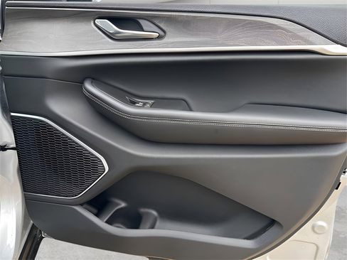 New 2025 Jeep Grand Cherokee L Limited w/ Luxury Tech Group II image 10