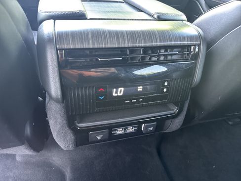 Used 2024 Jeep Wagoneer Series II w/ Flexible Seating Group AWD/4WD image 18