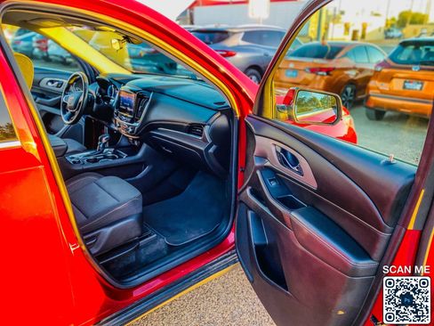 Used 2021 Chevrolet Traverse LT image 15