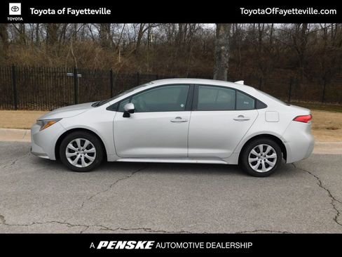 Used 2025 Toyota Corolla LE image 2