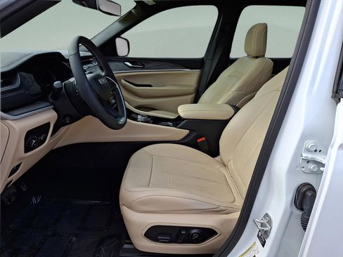 Certified 2023 Jeep Grand Cherokee Limited w/ Luxury Tech Group II AWD/4WD image 14