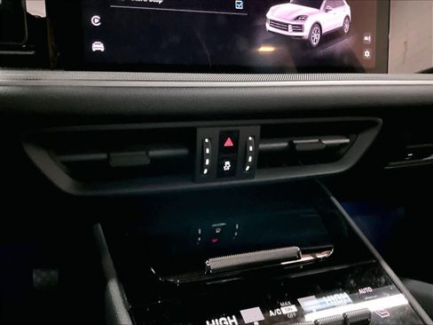 Used 2025 Porsche Cayenne image 34