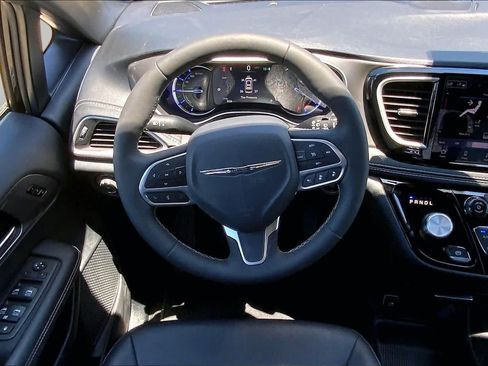 Used 2025 Chrysler Pacifica Select FWD image 6