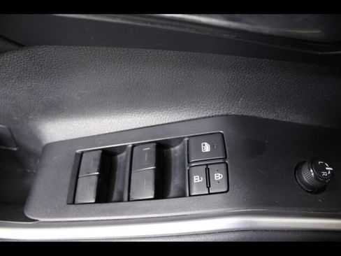 Used 2021 Toyota Highlander XLE AWD/4WD image 18