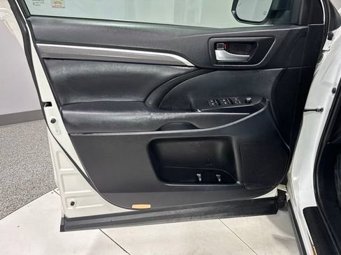 Used 2019 Toyota Highlander SE AWD/4WD image 13