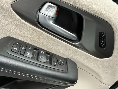 Used 2024 Chrysler Pacifica Touring-L image 11